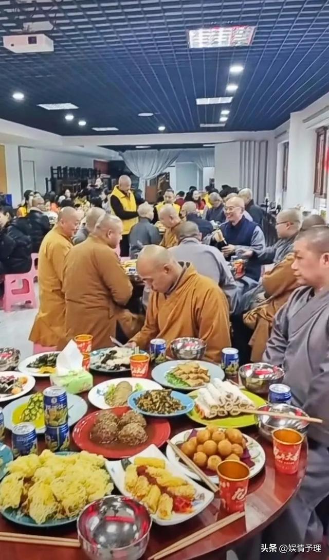 和尚们每天吃素，为何多是肥头大耳？看看他们的伙食就全都明白了