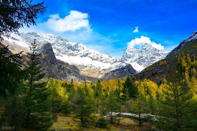颜值不输瑞士，中国也有自己的雪山！今年冬天国内赏雪第一名！
