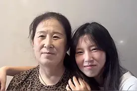 母女团聚暖心一刻！姜萍回老家，父亲手捧鲜花感动全场图片
