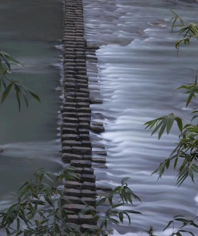 泰顺仕水碇步桥： 烟雨江南，踏石而行，春晚加持，中国最美古碇步