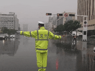 ҈ 暴 ҈ 雨 ҈ 突袭！红色预警！减少外出！