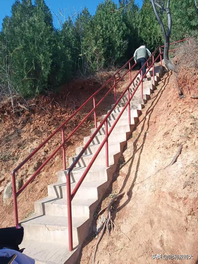 怒征西山公园，立在539.8米的顶峰