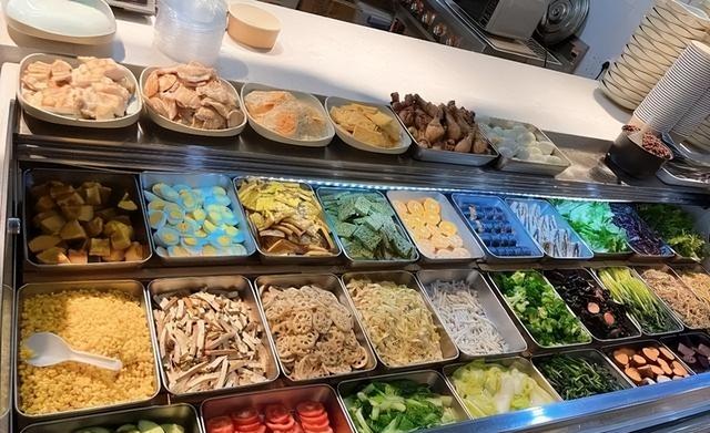 北京下了死命令	，2027年底前，所有中小学必须告别“校外配餐	”