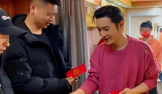 浴缸陪睡、手接口水跪地服务、洗内裤擦马桶，给明星当员工有多难