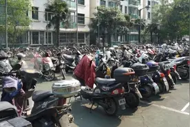 数百辆“僵尸”电动车霸位又闹心，怎么办？看闵行这个社区→图片