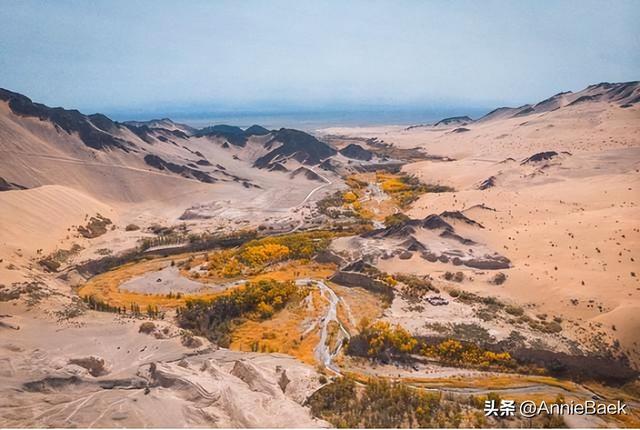 中国最大沙漠中唯一的城市，生活着2万人，周边300公里被黄沙覆盖