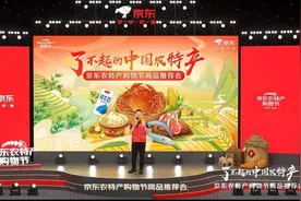 搞笑博主又整活：田姥姥请客吃大闸蟹笑料不断 冷少拿农特产追爱惨被拒图片