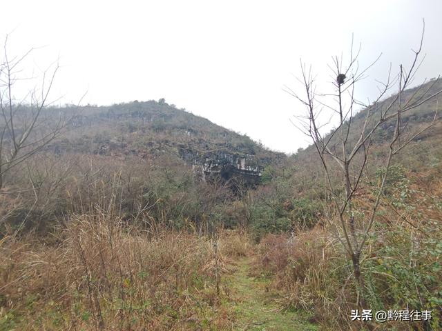 探险贵州深山原始溶洞，遇见一个躲匪洞、一座红军坟