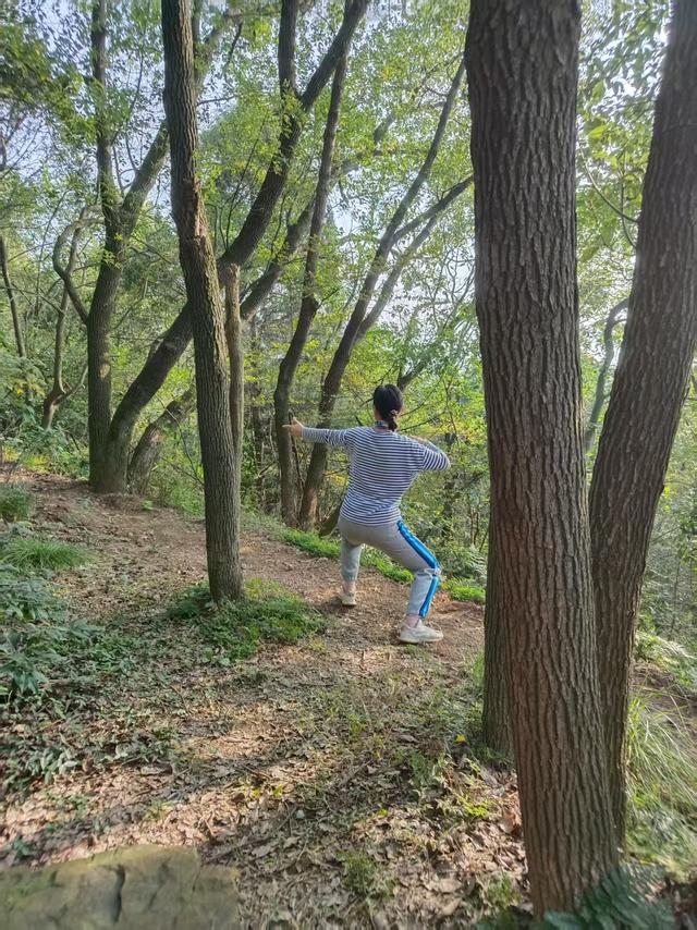 山径新途，秋光独酌