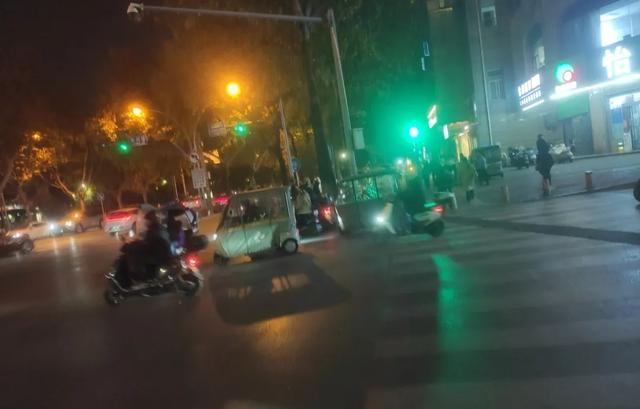 《2025年12月5日傍晚游西安红色回坊之地“莲湖公园”即景留影》