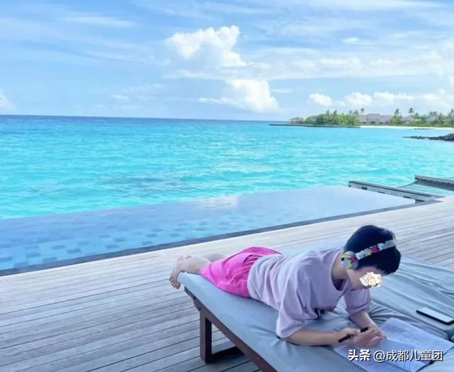 暑假旅游，就是换个地方写作业？全世界都在偶遇写作业的中国孩子