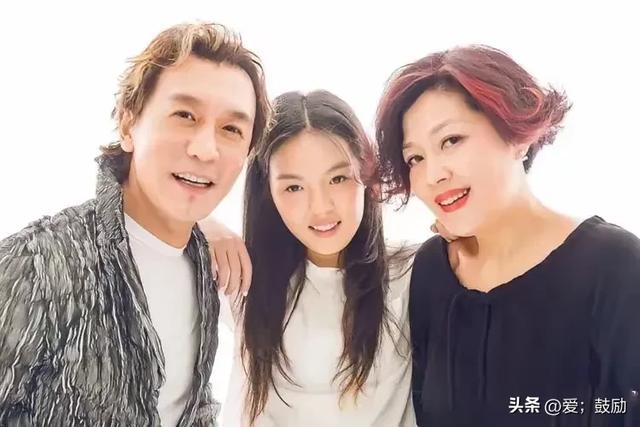 李咏和哈文的女儿官宣恋情！23 岁法图麦大方晒出与男友的合影！