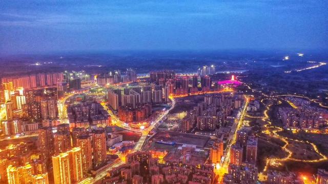 简阳音乐啤酒巡游季火热启幕 世运热浪点燃城市“夜活力”