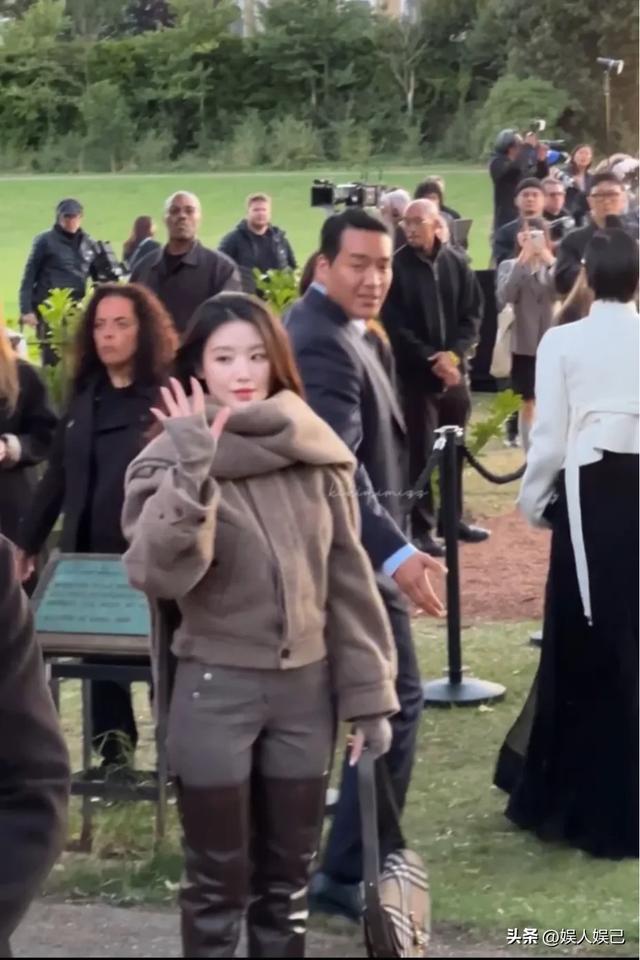 皮靴飙升至大腿根，这超前时尚，于我而言太具冲击感！