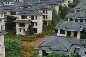 余姚牟山湖独栋别墅群，为何处于废弃状态图片