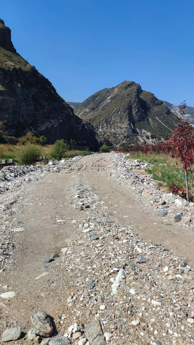呼和浩特哈拉沁沟，一条小河从两山峡谷流出，步行只能走小路