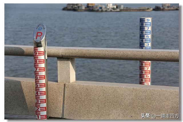 漫步丹东鸭绿江畔，可以隔江望见对岸的朝鲜