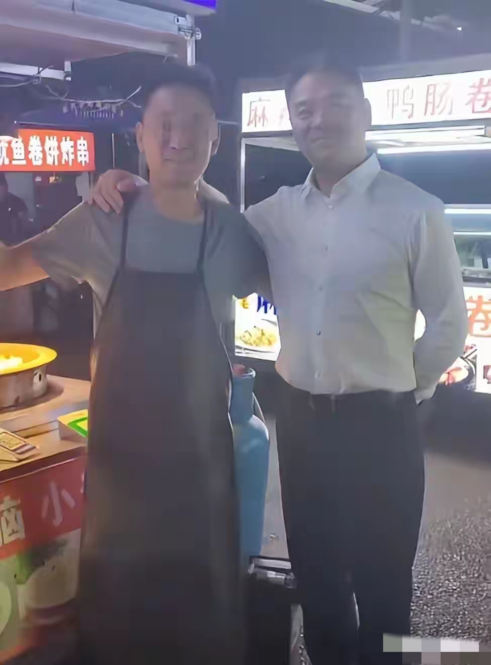 刘强东凌晨现身老家夜市 塑料碗喝酒(接地气到让人忘了他是身价百亿的老板) 刘强东凌晨现身老家夜市 塑料碗喝酒(接地气到让人忘了他是身价百亿的老板)