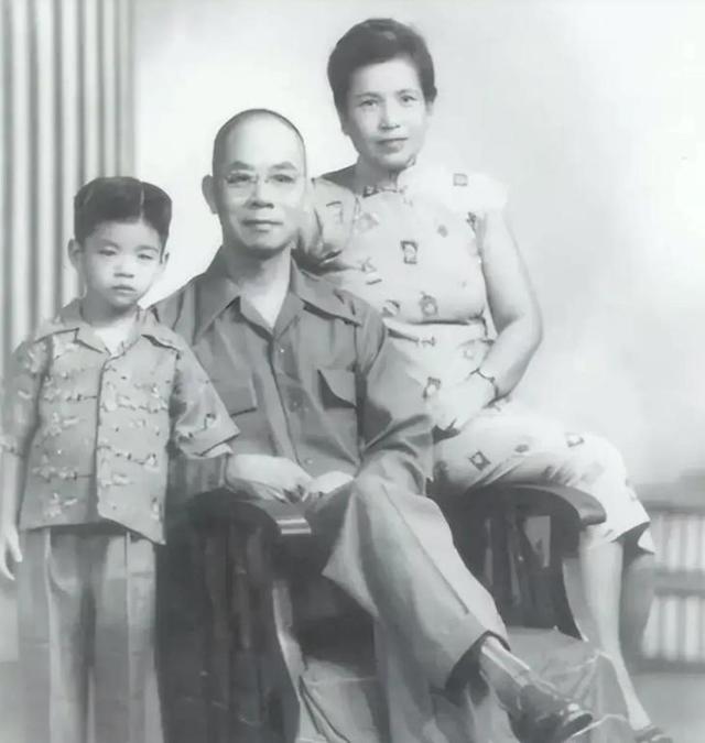 于和伟向吴石烈士致以敬意