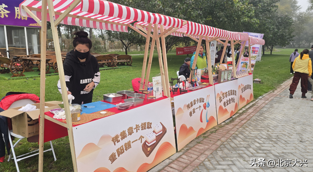 安定镇御林古桑园里的重阳盛会：舞龙、义诊、听大戏 暖了老街坊的心