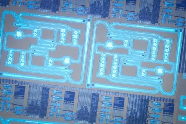突破性量子芯片问世：电子与光子首次集成，开启量子应用新篇章