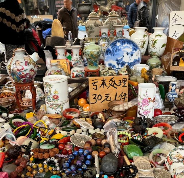 闹大了！大量日本游客涌入北京，打着旅游幌子不去旅游不吃美食