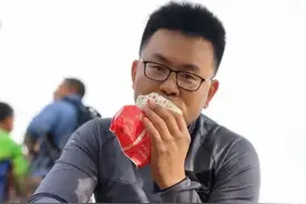 太震撼了！青岛王龙用生命完成最后一次托举！一路走好，送别英雄图片