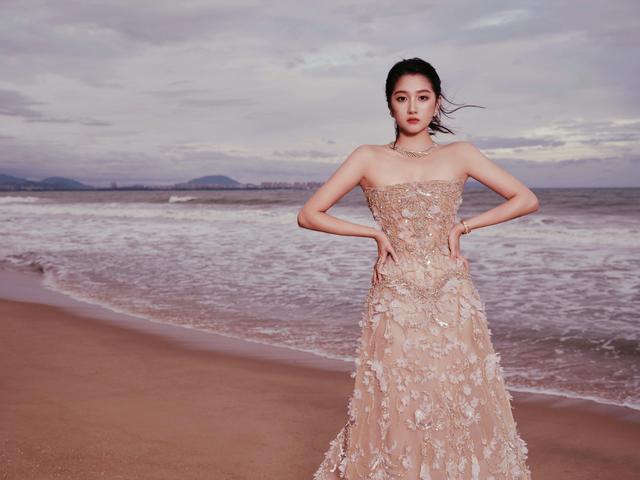 关晓彤，丰满性感的身材，顶不住呀