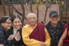 李连杰带老婆利智去尼泊尔拜佛修行，网友：前半生罪孽太深了图片