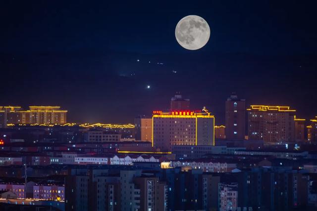 🤩哇~好大的月亮🤩