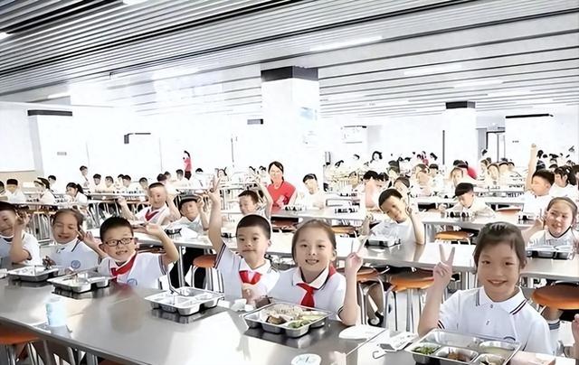 北京下死命令了：在2027年底前，所有中小学必须告别“校外配餐”