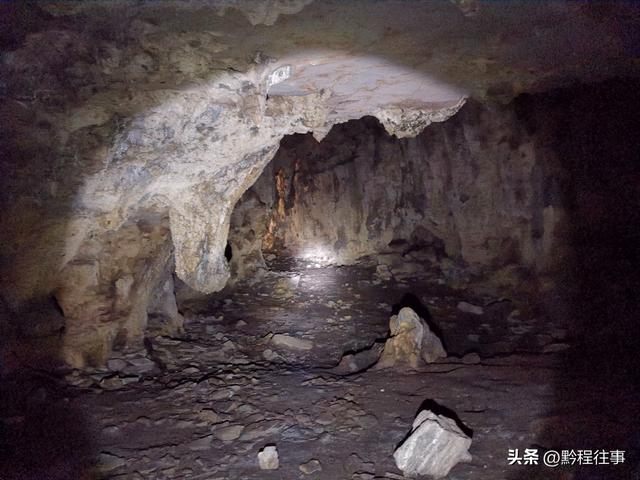 偏远乡野中寻找一个古寺遗址，探险一个深邃溶洞