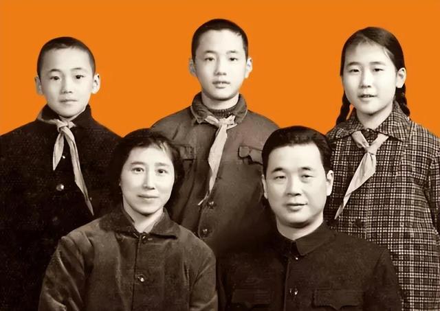 1993年，李鹏总理与夫人朱琳，北京家中唱卡拉OK，非常罕见的留影