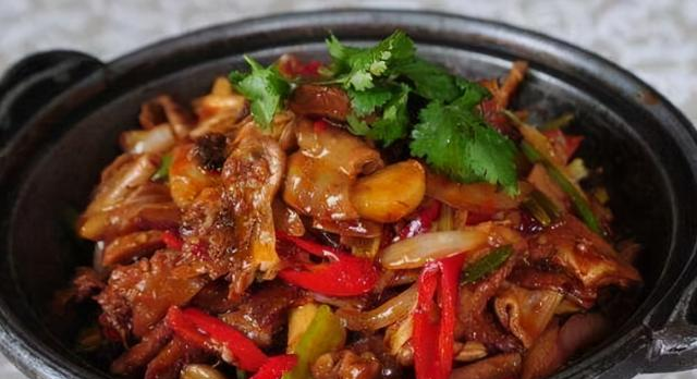 下班挤地铁，饿得前胸贴后背，却刷到外卖软件里一份凉拌金针菇