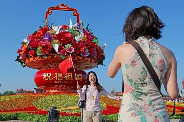 “祝福祖国”花篮亮相天安门广场吸引游客争相打卡