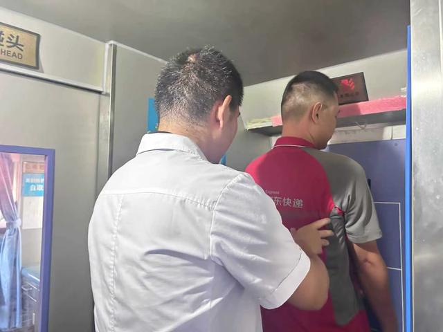 关爱新就业群体，武汉市职业病防治院走进京东快递网格仓为快递员送体检