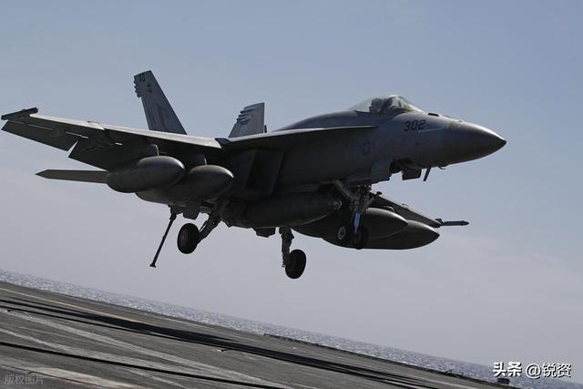 美国战机引起热议！航母暴露致命短板，中国总结经验转化成果