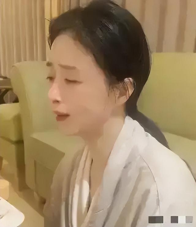 走了大S老路?42岁蒋欣减肥崩溃落泪,给女明星们狠狠上了一课
