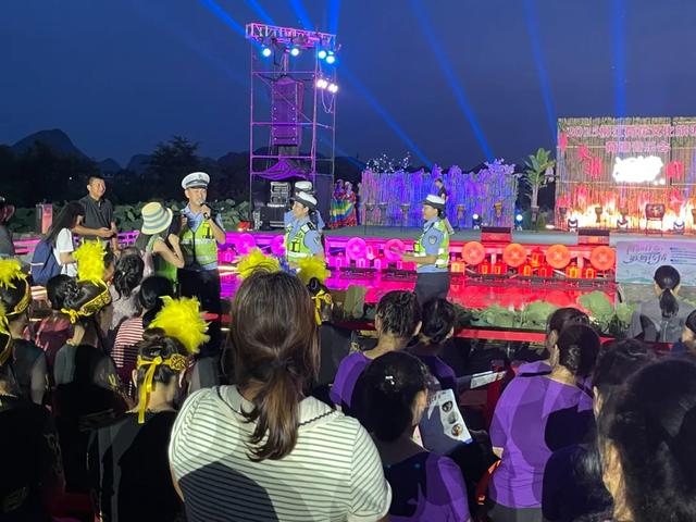 亲“荷”力满分！交通安全大篷车入花景，共守一路“荷”平