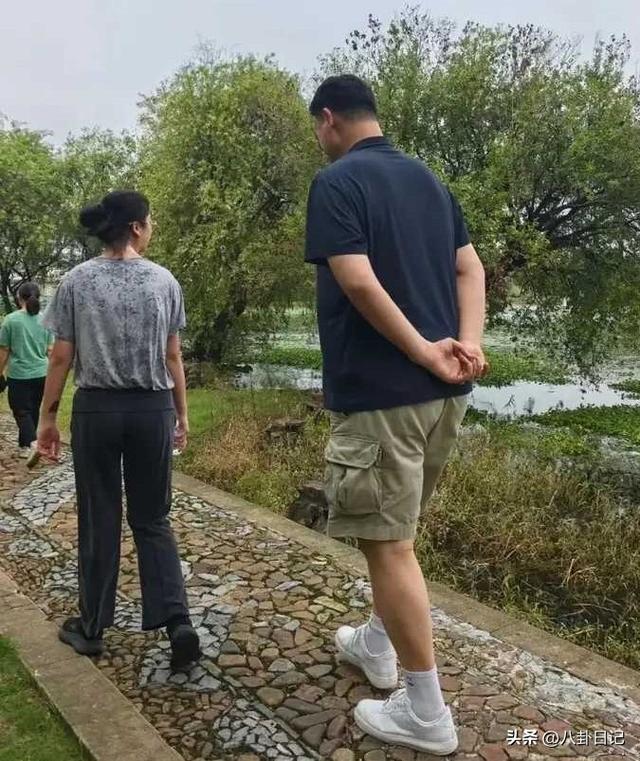 姚明一家老少现身苏州，15岁女儿背不挺，还打扮老气，丈母娘超瘦