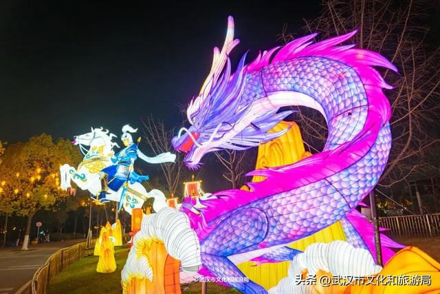 武汉最大发财树，三层楼高，明天亮！