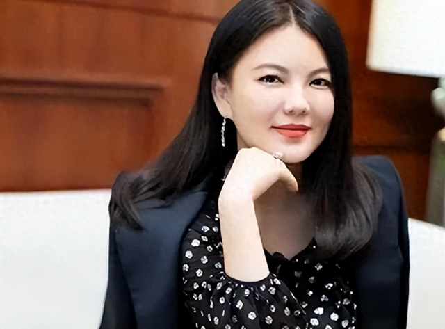 李湘也没想到，11年前让她怀二胎的人，如今竟成为她的“救赎”