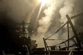 美军与胡塞爆发冲突，杜鲁门号航母强行闯入曼德海峡，激战已开始图片