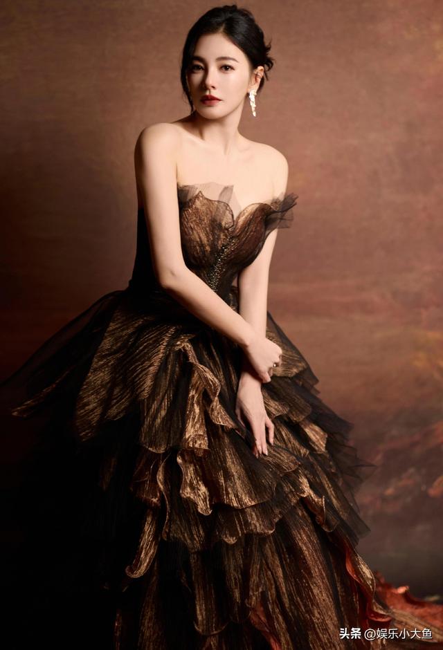 张雨绮亮相国剧盛典红毯，一袭华丽的层叠抹胸裙摆，身材火辣完美