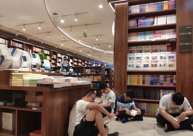 今年三伏天有点怪：北边装空调 南边下大雨 商场人挤人 人都不敢出门