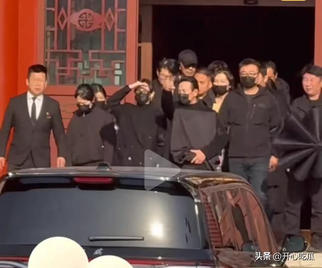 唐嫣和罗晋同框聊天，两人穿一样的黑大衣	，带老家亲戚去饭店吃饭