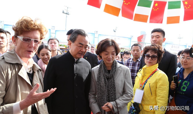 “外交男神”王毅年轻旧照，与妻子罕见同框，岳父曾是周总理秘书