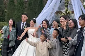 温州习俗？章若楠妹妹大婚，父母出席优雅，她只能站在远处观望图片