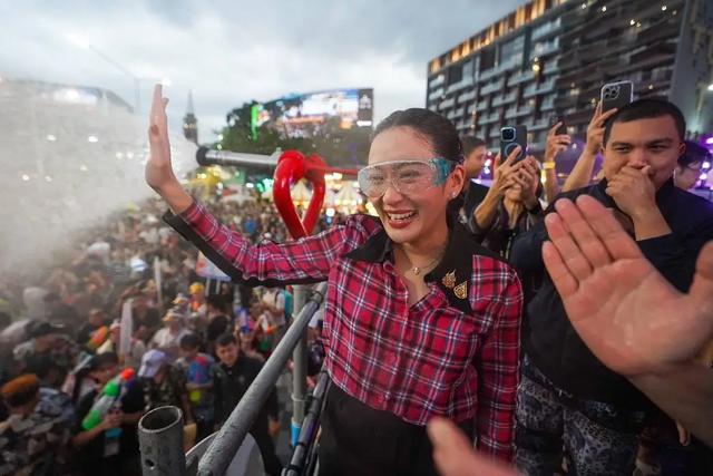 他信父女遭遇逆境柬埔寨得到了什么