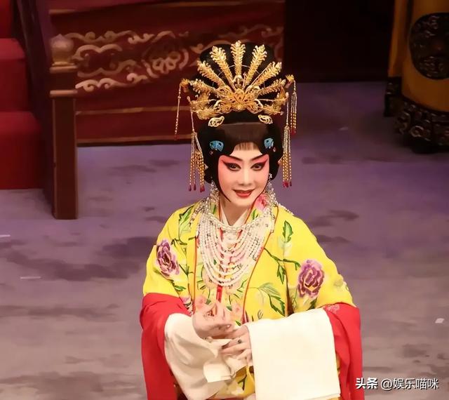 至今未婚未育，身边却有男人陪了近27年！59岁的她才是真人间清醒